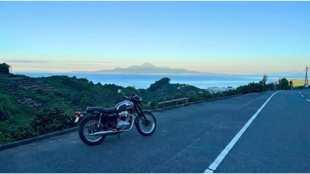 【海の向こうに長崎県・雲仙普賢岳が見える道】