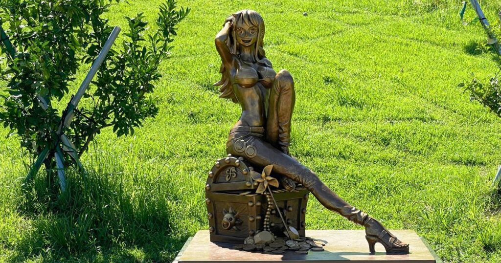 【阿蘇への玄関口である西原村で未来への道を示す「航海士」として、復興の象徴としてナミはここに居ます。】