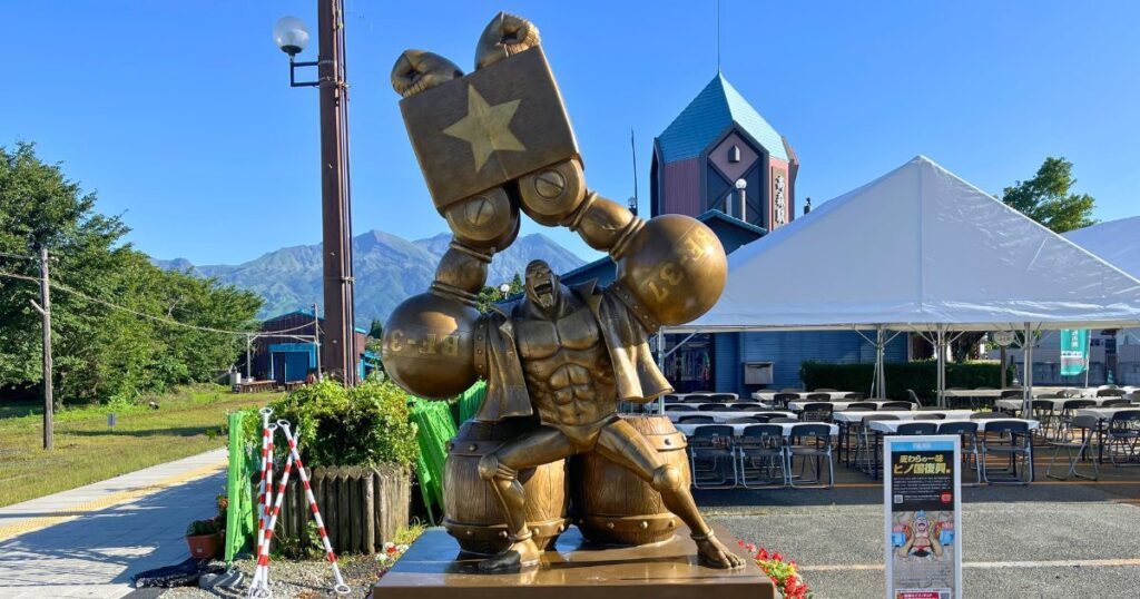 【南阿蘇鉄道の復旧を応援する「船大工」として、地域の復興と再建の象徴としてフランキーは腕をふるっています。】