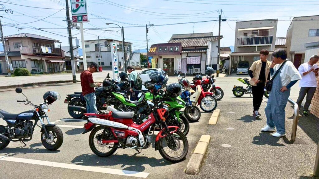 【休憩中もバイク談義で盛り上がる！】