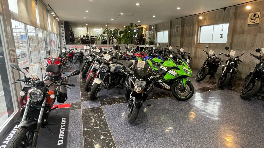 【原付から大型バイク、オートマモデルまで並ぶレンタルバイクステーション熊本の店内】