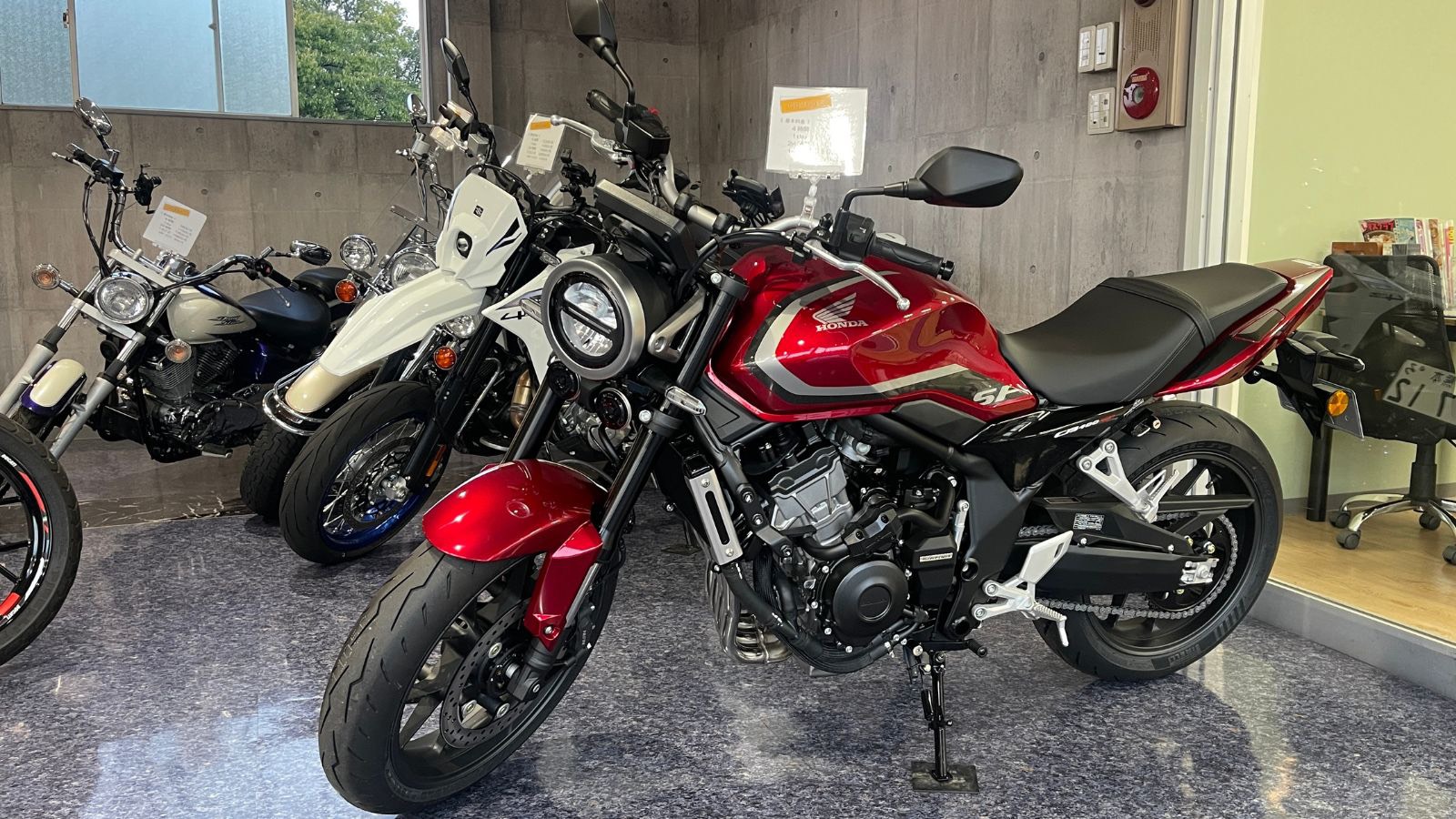 店内に展示された赤いホンダ CB400 スーパーフォア